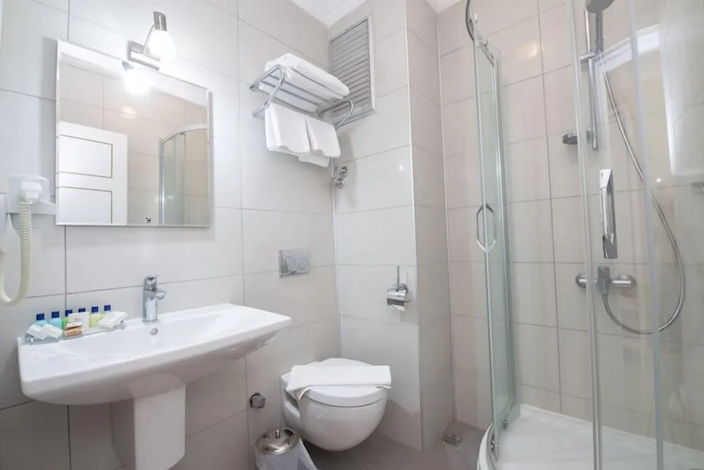 Comfort Tek Büyük Yataklı Oda, Havuz Manzaralı