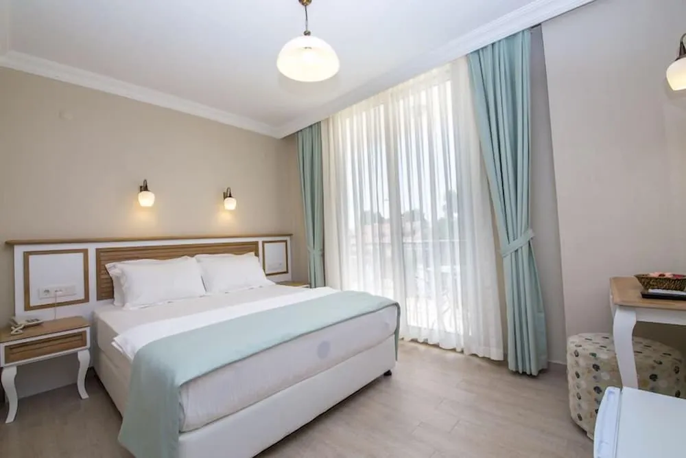 Comfort Tek Büyük Yataklı Oda, Havuz Manzaralı