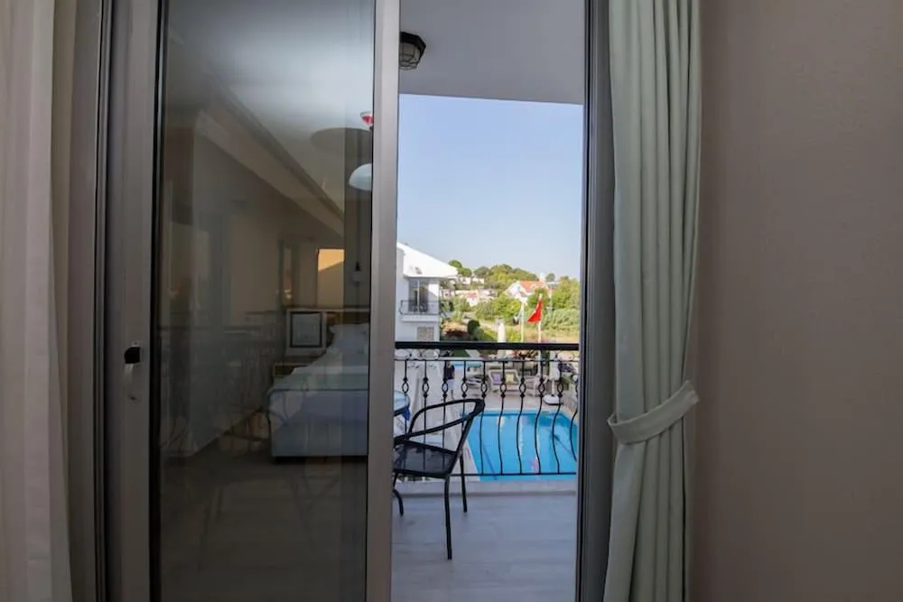 Comfort Tek Büyük Yataklı Oda, Havuz Manzaralı