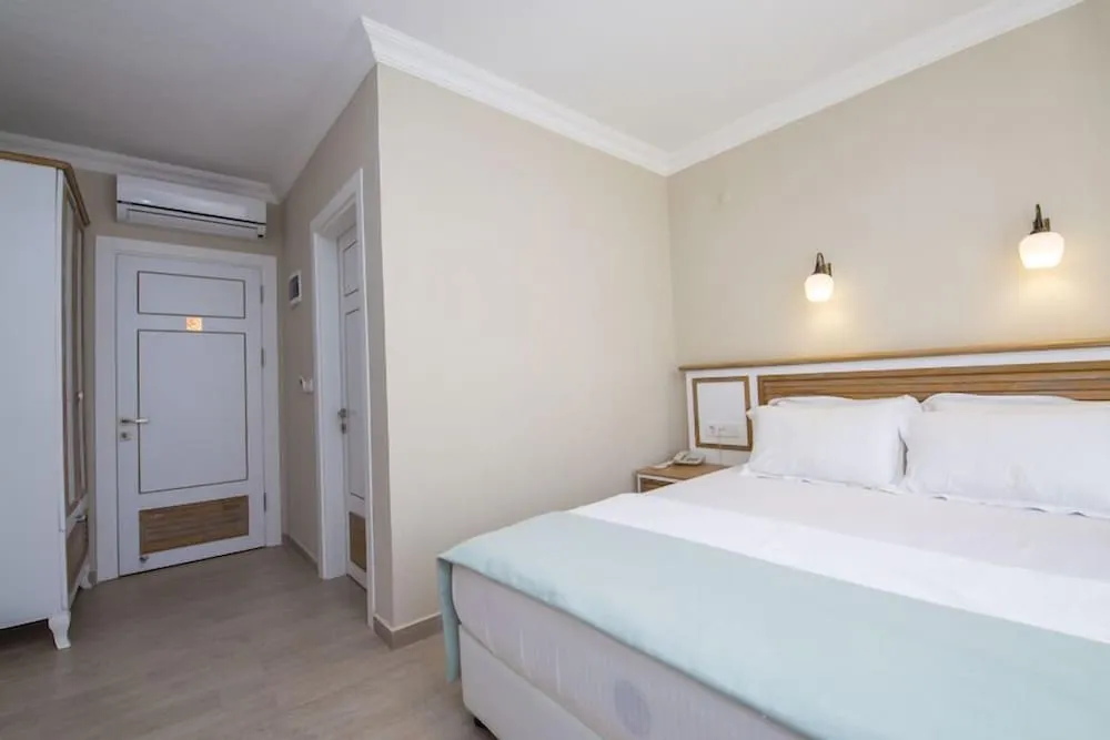 Comfort Tek Büyük Yataklı Oda, Havuz Manzaralı