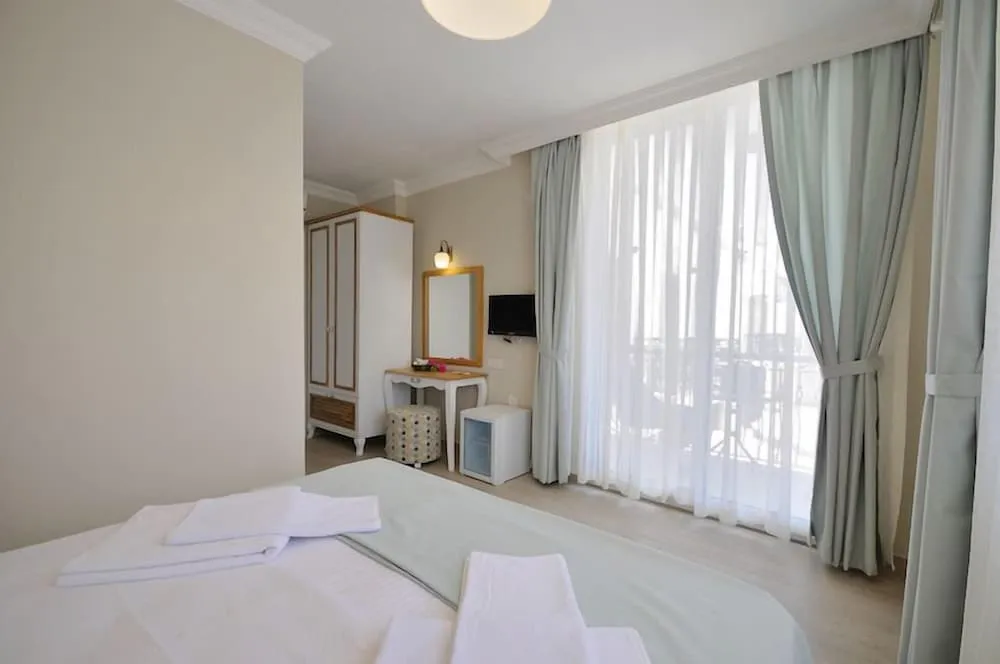Comfort Tek Büyük Yataklı Oda, Havuz Manzaralı
