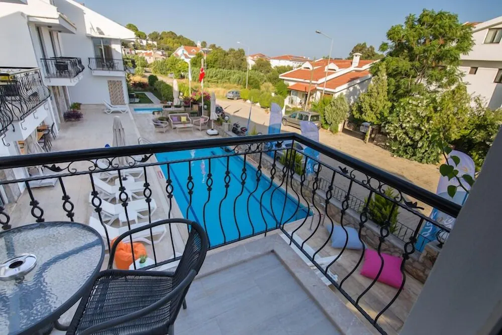 Comfort Tek Büyük Yataklı Oda, Havuz Manzaralı