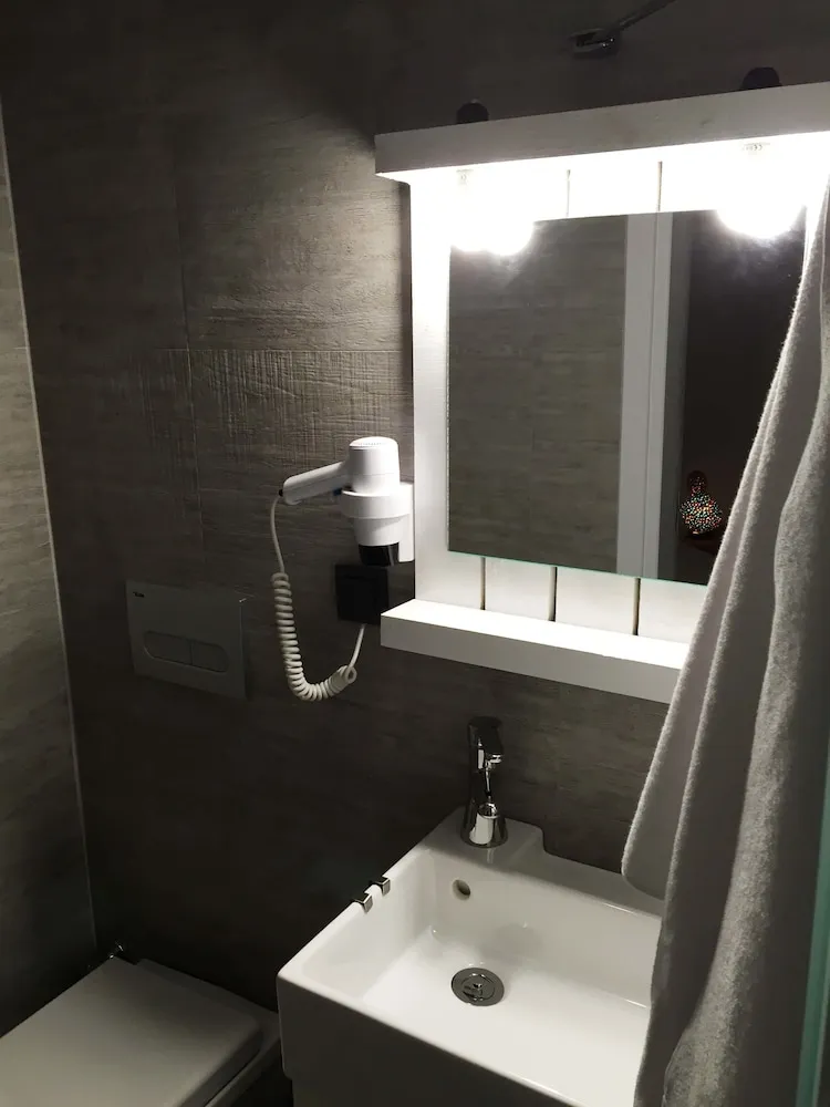 Tek Büyük Yataklı Oda, Havuz Manzaralı