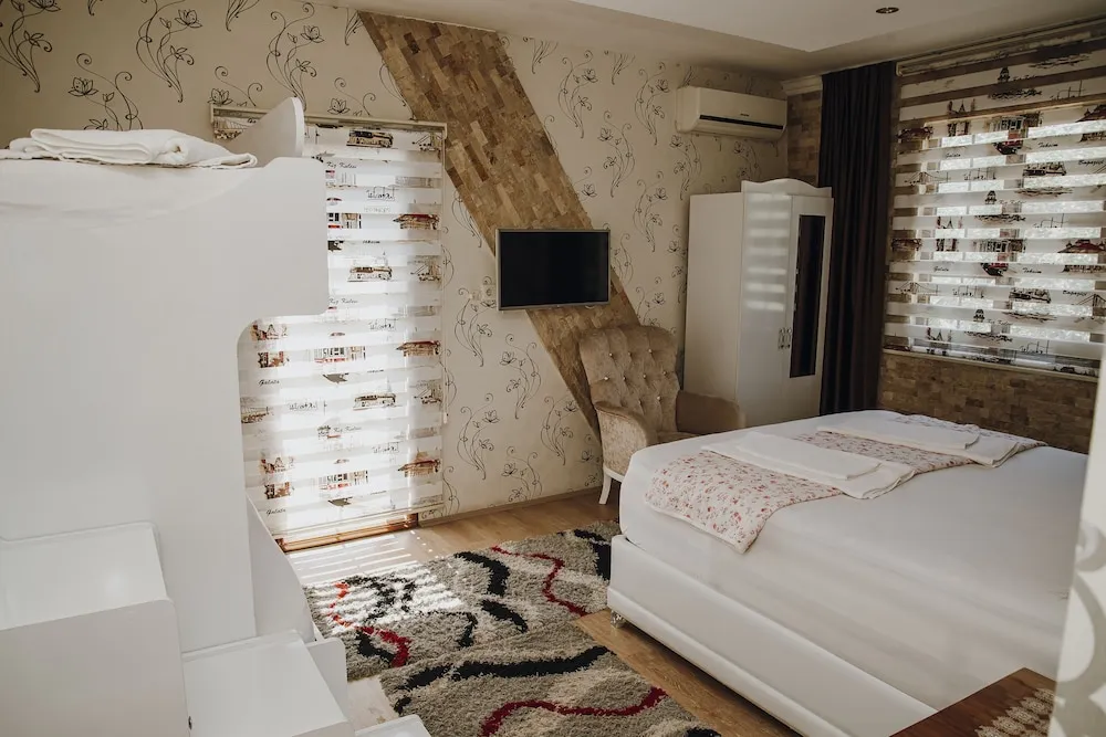 Deluxe Dört Kişilik Oda, Karma Ranzalı Oda, Balkon/Veranda, Bahçe Manzaralı