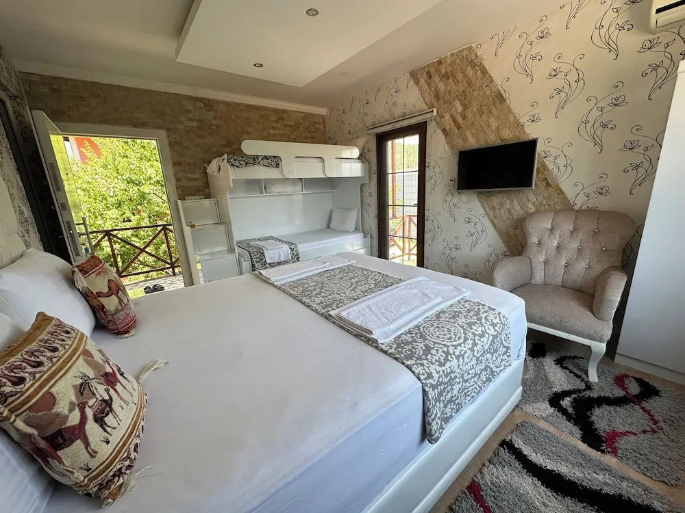Deluxe Dört Kişilik Oda, Karma Ranzalı Oda, Balkon/Veranda, Bahçe Manzaralı