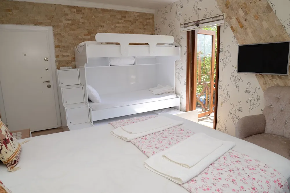 Deluxe Dört Kişilik Oda, Karma Ranzalı Oda, Balkon/Veranda, Bahçe Manzaralı