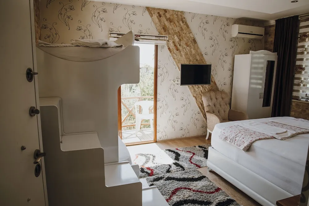 Deluxe Dört Kişilik Oda, Karma Ranzalı Oda, Balkon/Veranda, Bahçe Manzaralı