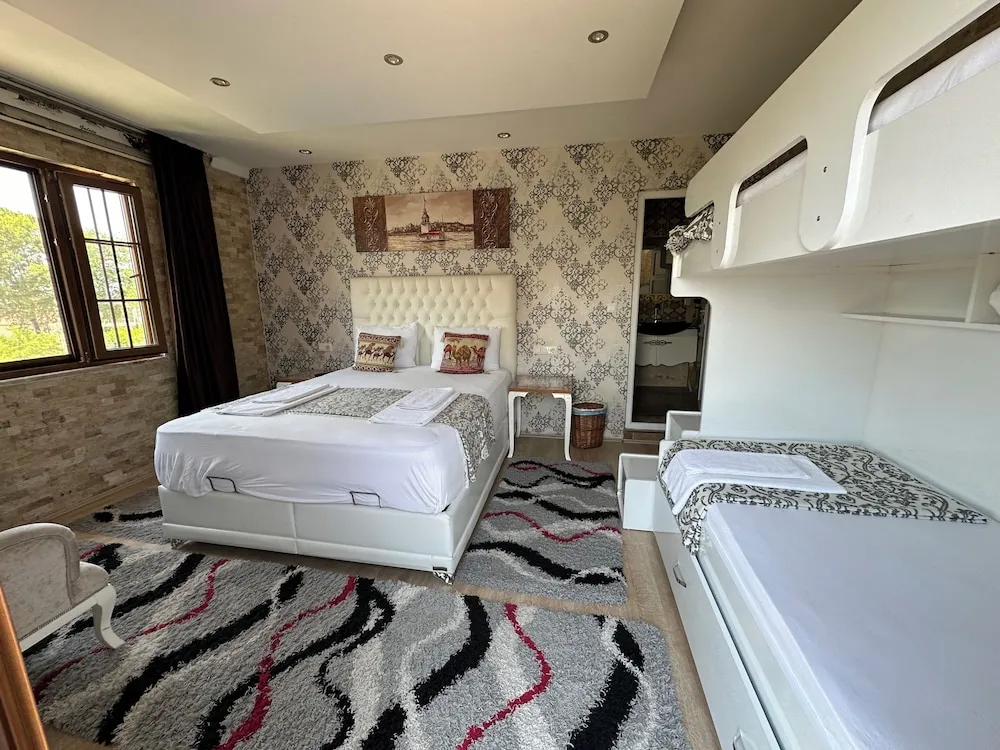 Deluxe Dört Kişilik Oda, Karma Ranzalı Oda, Balkon/Veranda, Bahçe Manzaralı