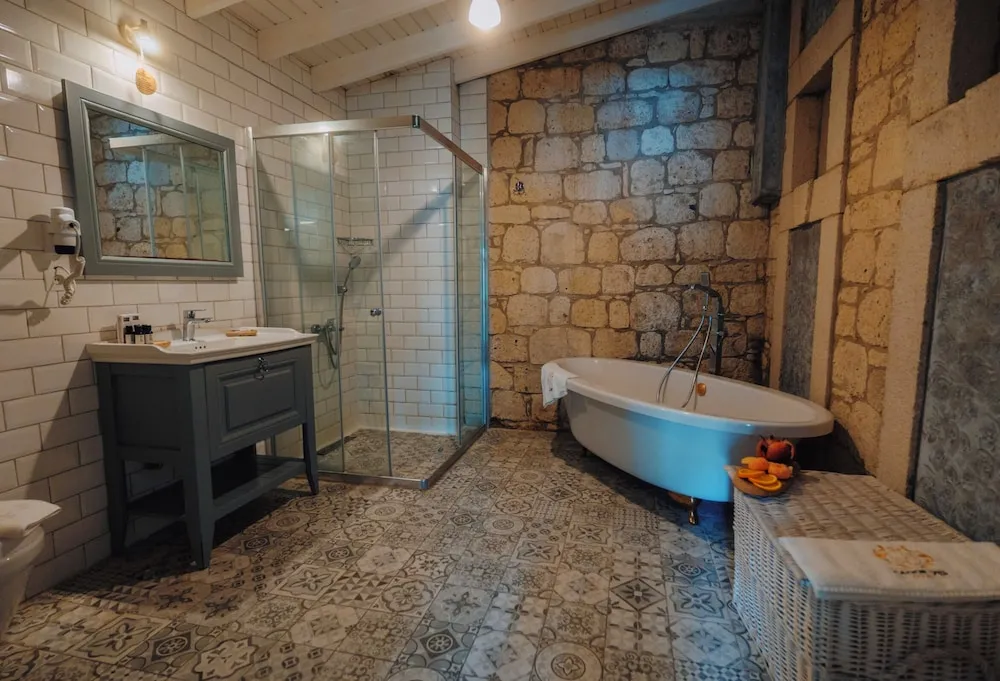 Luxury Oda, 1 Büyük (Queen) Boy Yatak, Küvet, Şehir Manzaralı
