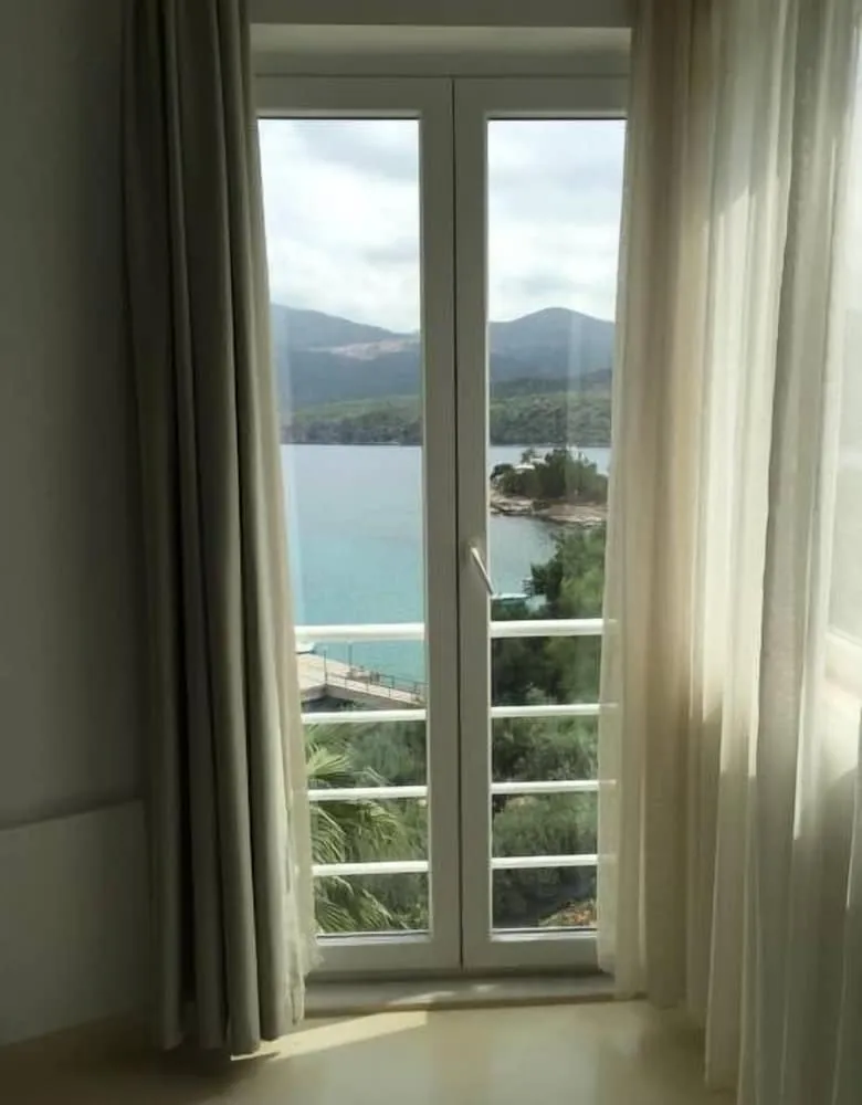 Tek Büyük veya İki Ayrı Yataklı Oda, Kısmi Deniz Manzaralı