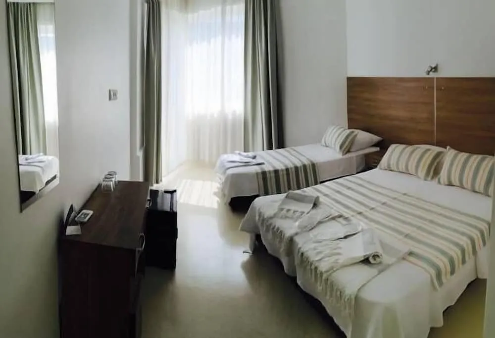 Tek Büyük veya İki Ayrı Yataklı Oda, Kısmi Deniz Manzaralı