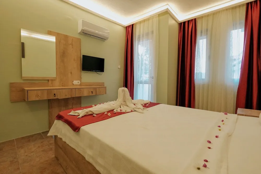 Standard Tek Büyük veya İki Ayrı Yataklı Oda, Dağ Manzaralı, Havuz Kenarı