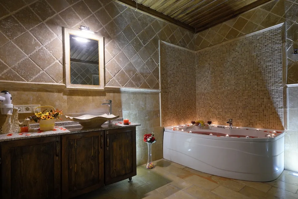 Grand Oda, Sıcak Su Küveti, Zemin Kat