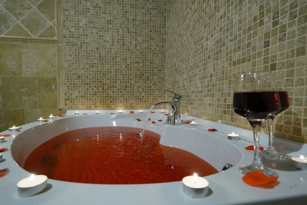 Grand Oda, Sıcak Su Küveti, Zemin Kat