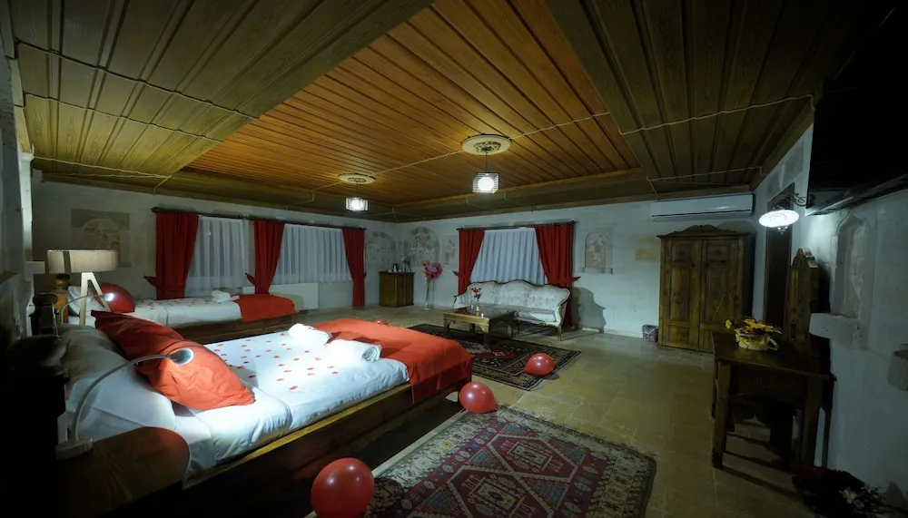 Grand Oda, Sıcak Su Küveti, Zemin Kat