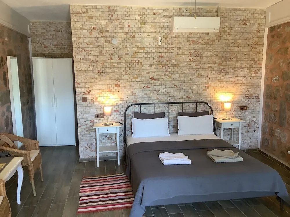 Deluxe Tek Büyük Yataklı Oda (with Fan)