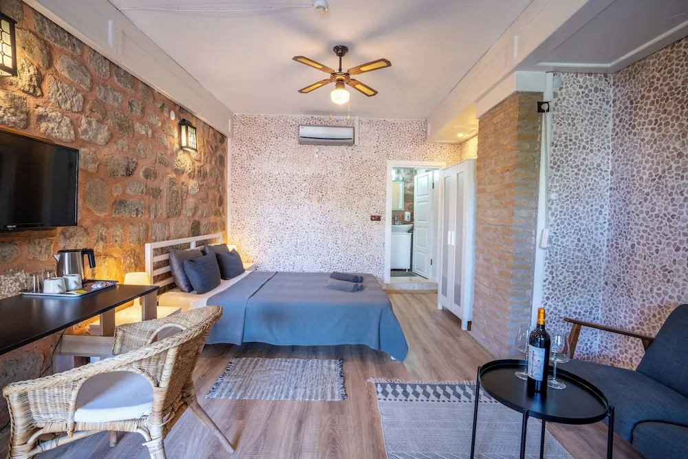 Deluxe Tek Büyük Yataklı Oda, 1 Çift Kişilik Yatak (with Fan)