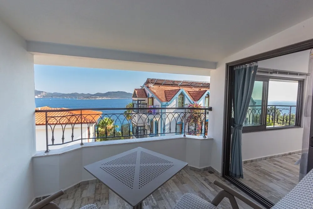 Honeymoon Room with Sea View & Jacuzzi 1