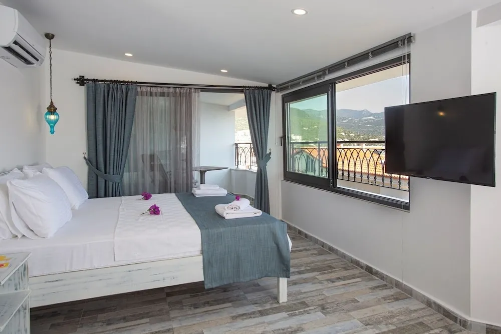Honeymoon Room with Sea View & Jacuzzi 1
