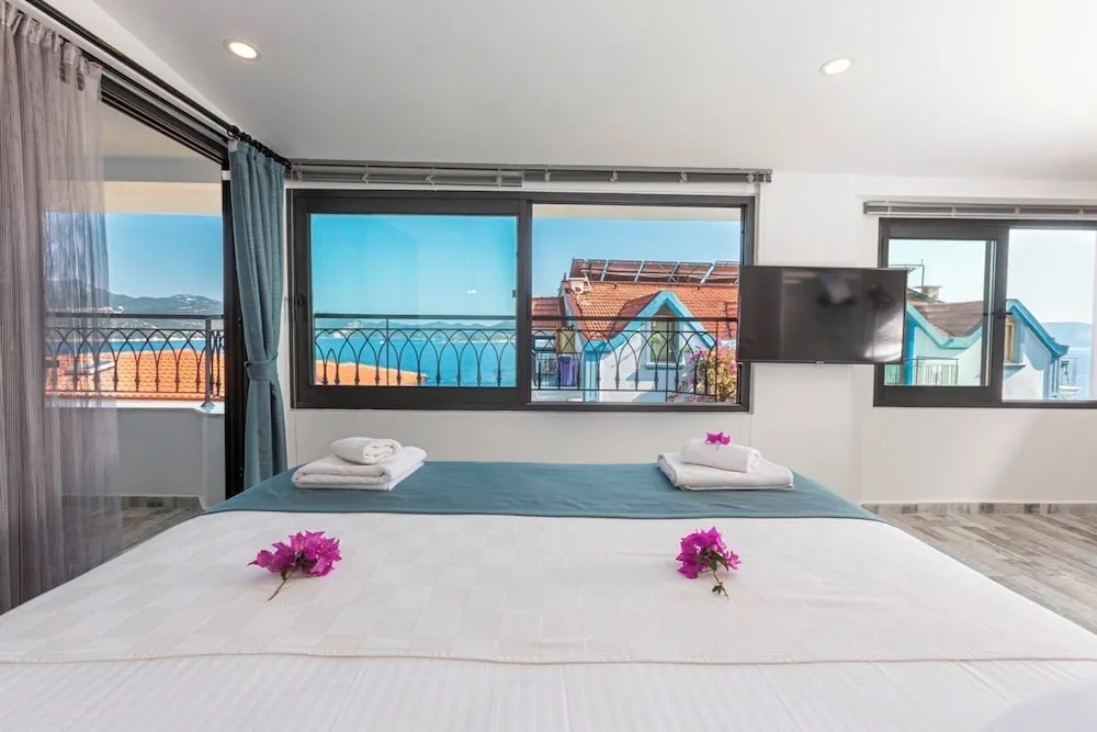 Honeymoon Room with Sea View & Jacuzzi 1