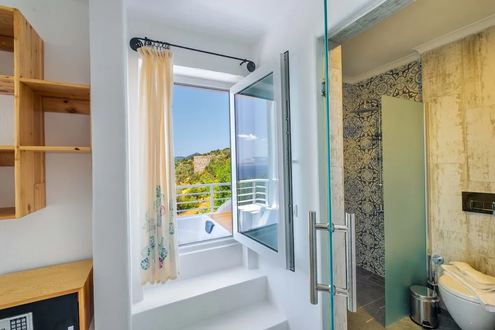 Corner Premium Room with Sea View & Jacuzzi