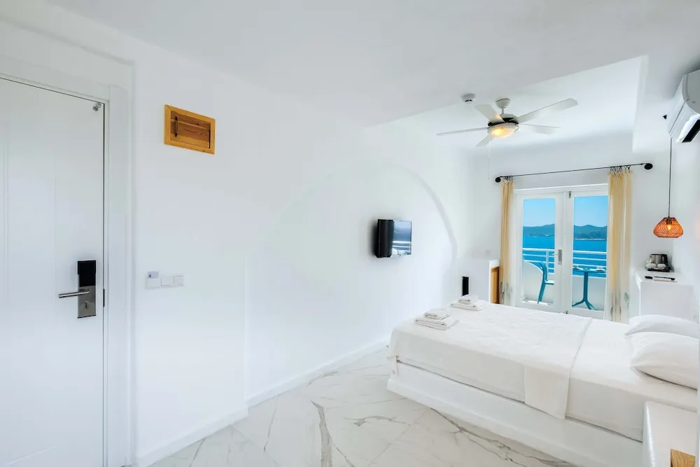 Corner Premium Room with Sea View & Jacuzzi