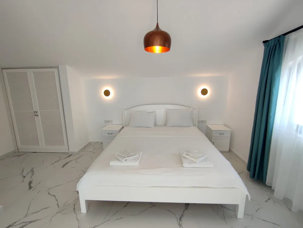 Honeymoon Loft Suite with Sea View & Jacuzzi