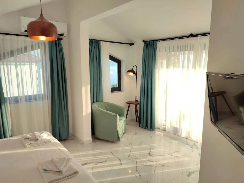 Honeymoon Loft Suite with Sea View & Jacuzzi