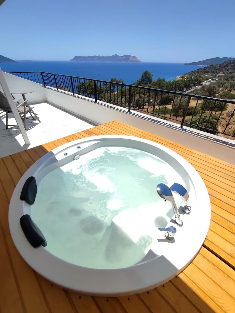 Honeymoon Loft Suite with Sea View & Jacuzzi