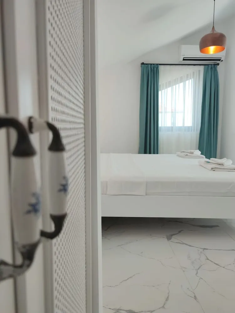 Honeymoon Loft Suite with Sea View & Jacuzzi