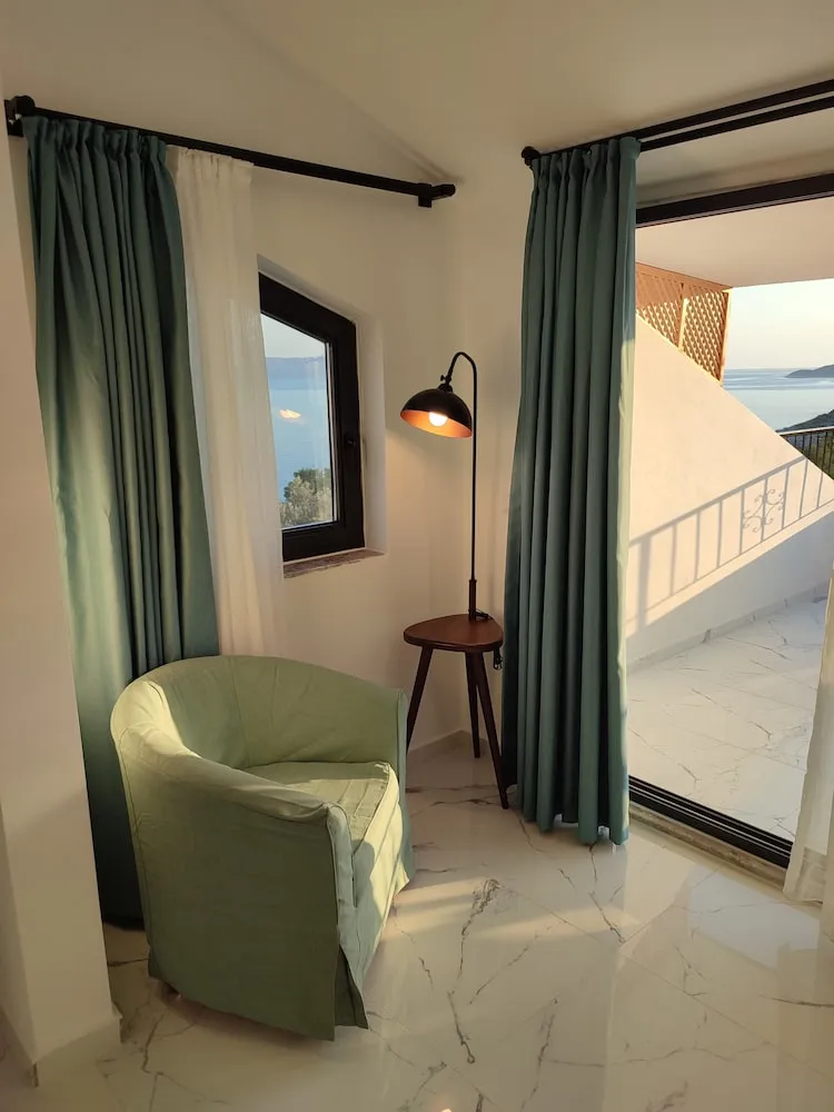 Honeymoon Loft Suite with Sea View & Jacuzzi
