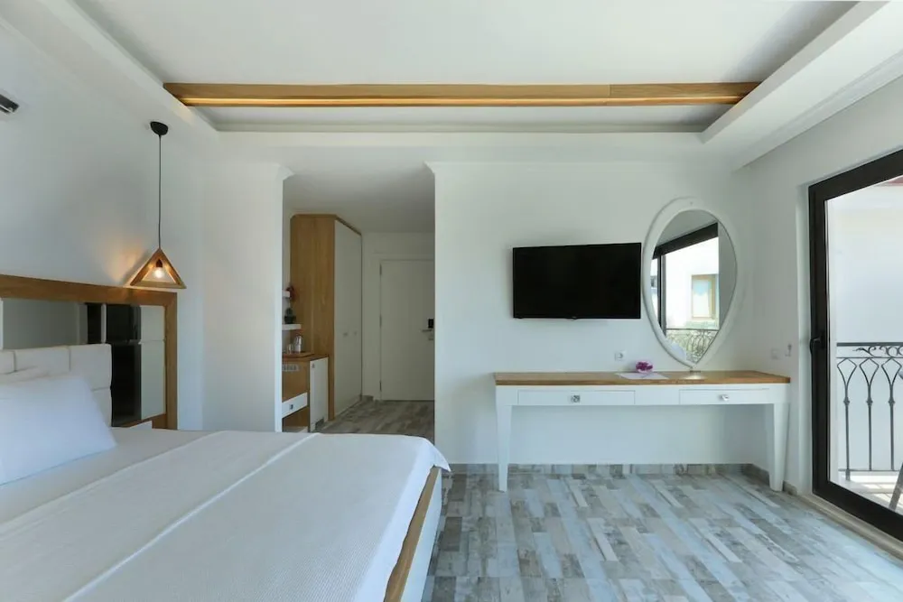 Deluxe Room with Sea View & Jacuzzi