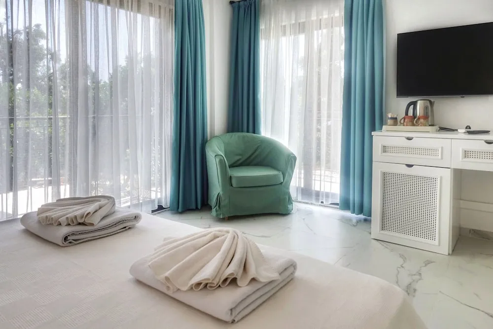 Junior Suite with Sea View & Jacuzzi