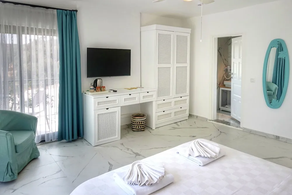 Junior Suite with Sea View & Jacuzzi