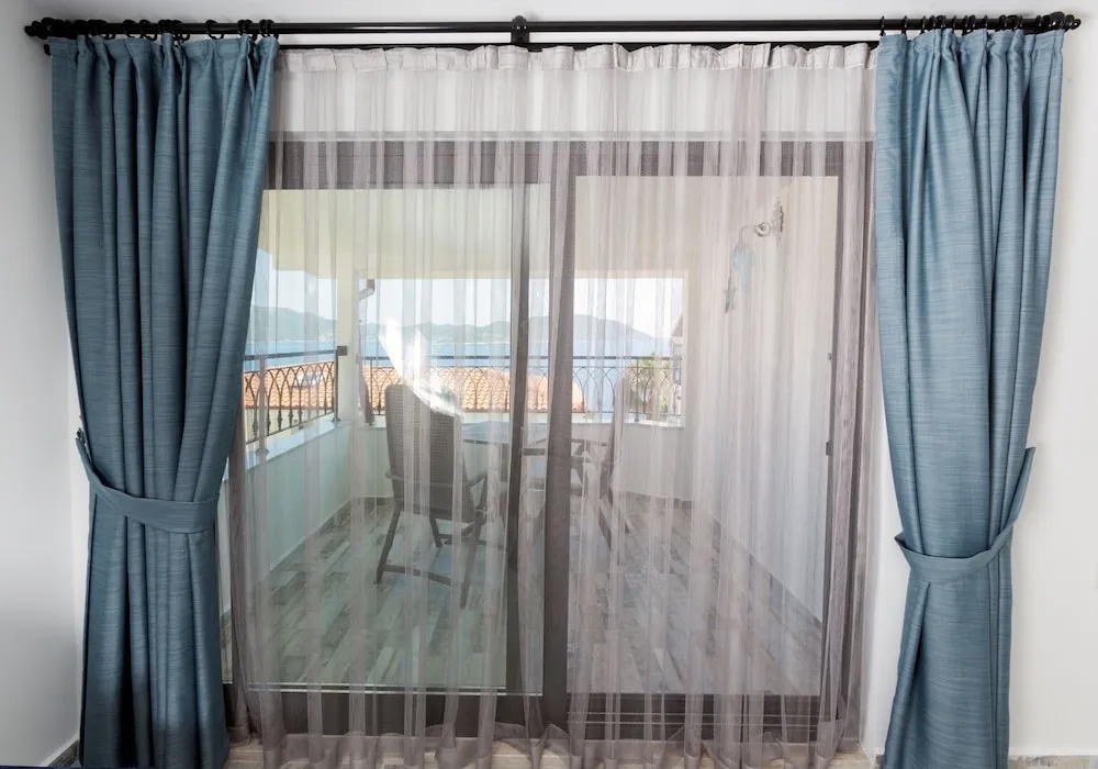 Honeymoon Room with Sea View & Jacuzzi 2