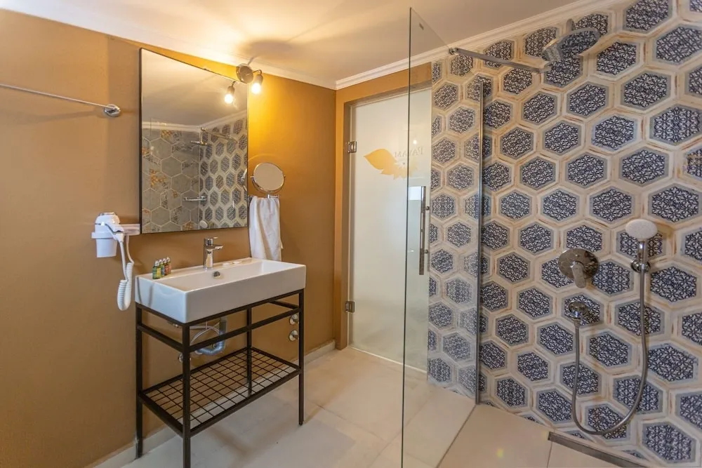 Honeymoon Room with Sea View & Jacuzzi 2