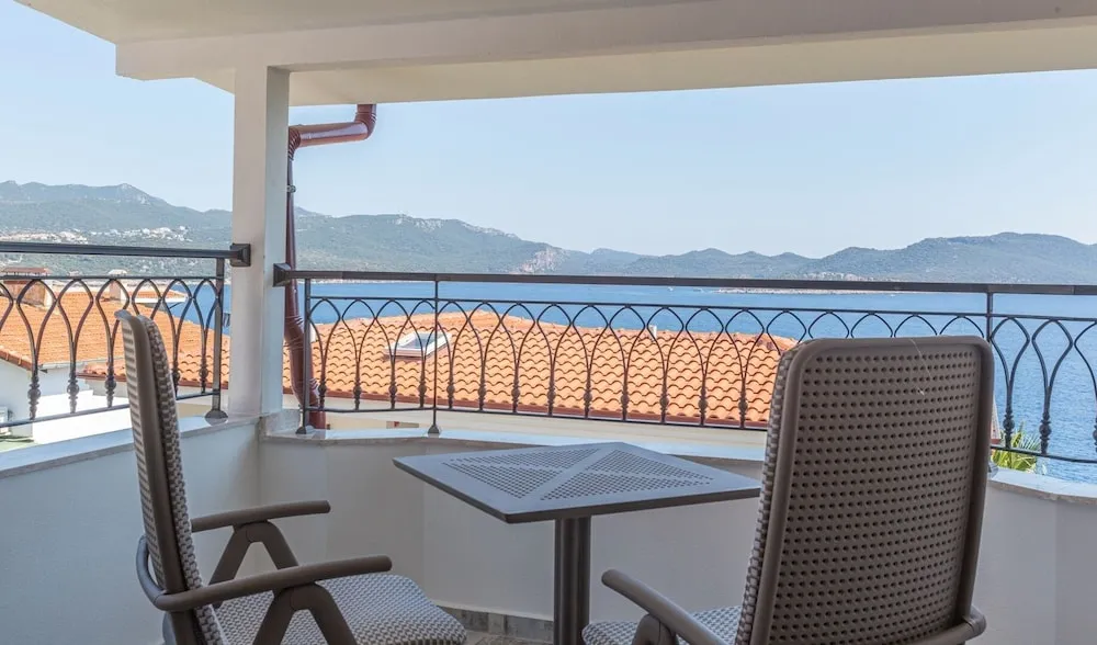 Honeymoon Room with Sea View & Jacuzzi 2