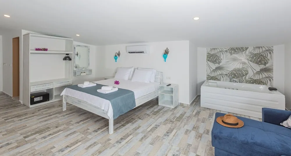 Honeymoon Room with Sea View & Jacuzzi 2