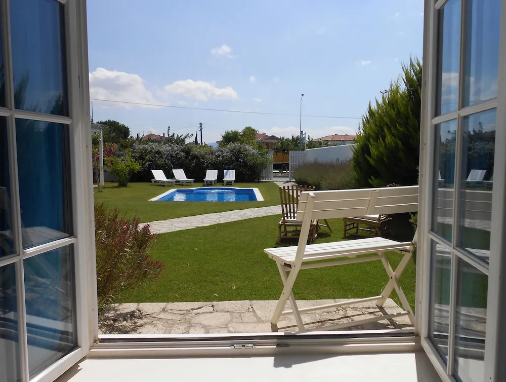 Tek Büyük Yataklı Oda, Havuz Manzaralı, Zemin Kat