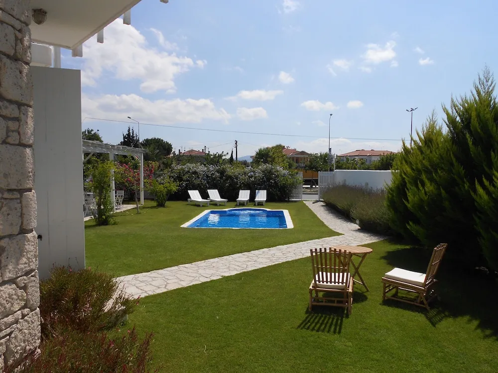 Tek Büyük Yataklı Oda, Havuz Manzaralı, Zemin Kat