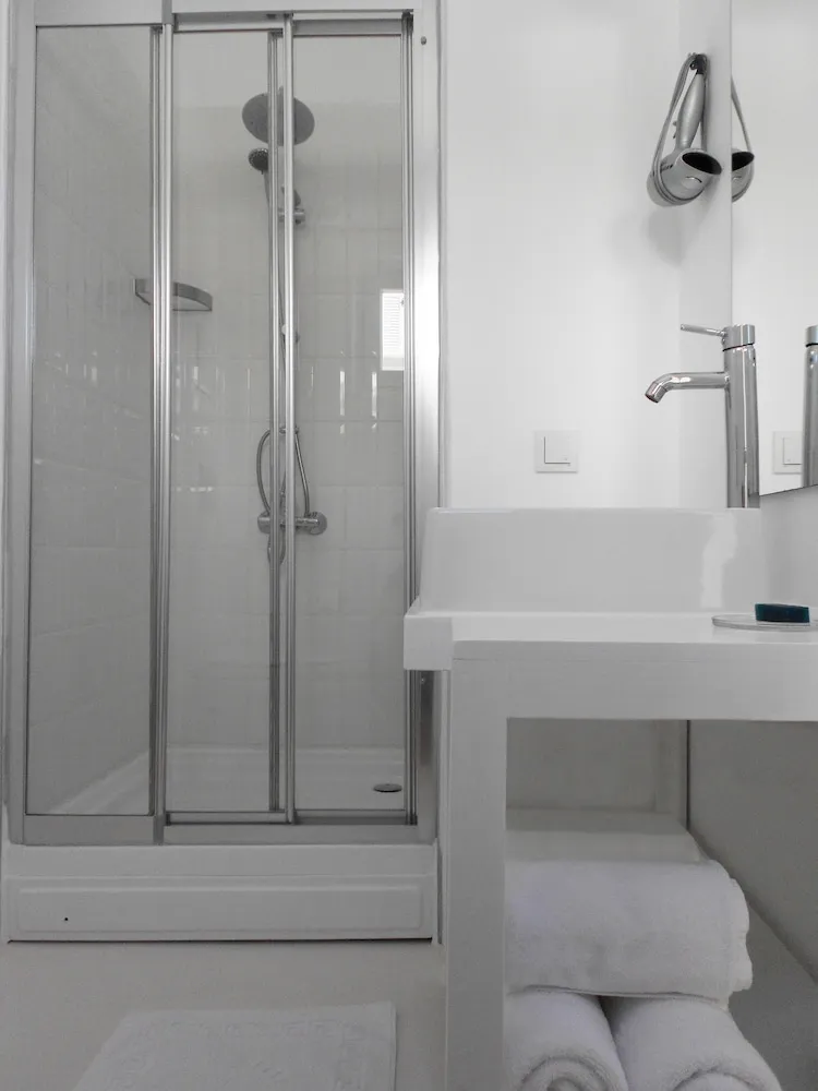 Tek Büyük Yataklı Oda, Havuz Manzaralı, Zemin Kat