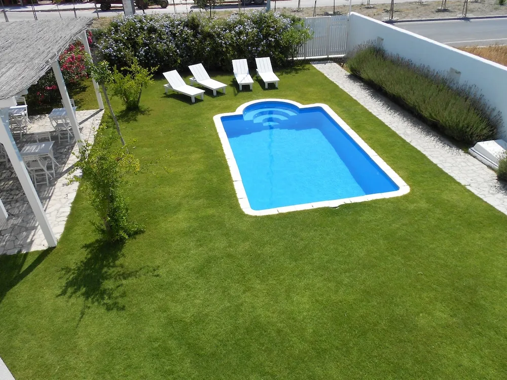 Tek Büyük Yataklı Oda, Balkon, Havuz Manzaralı