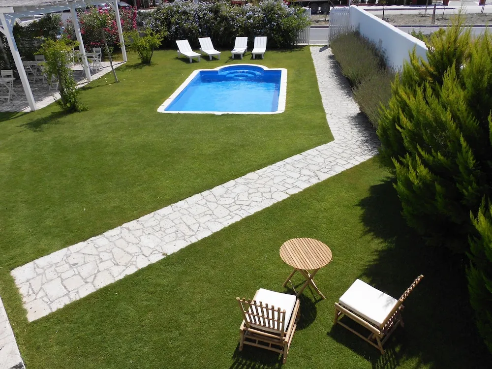 Tek Büyük Yataklı Oda, Balkon, Havuz Manzaralı