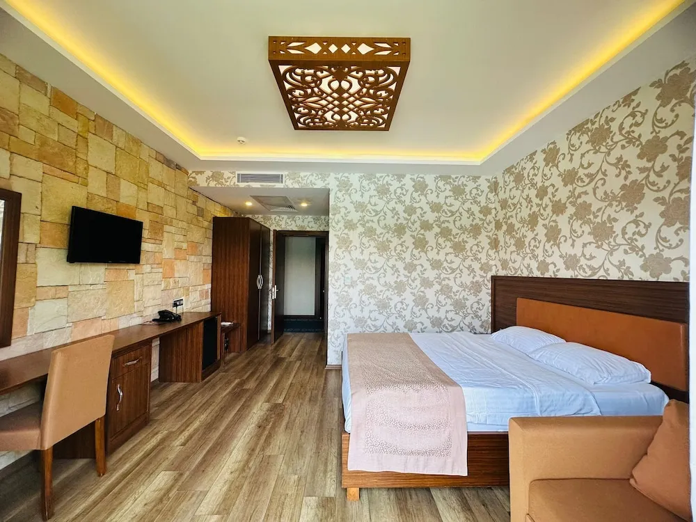 Deluxe Tek Büyük Yataklı Oda, Havuz Manzaralı