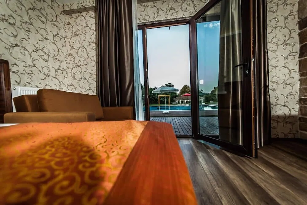 Deluxe Tek Büyük Yataklı Oda, Havuz Manzaralı