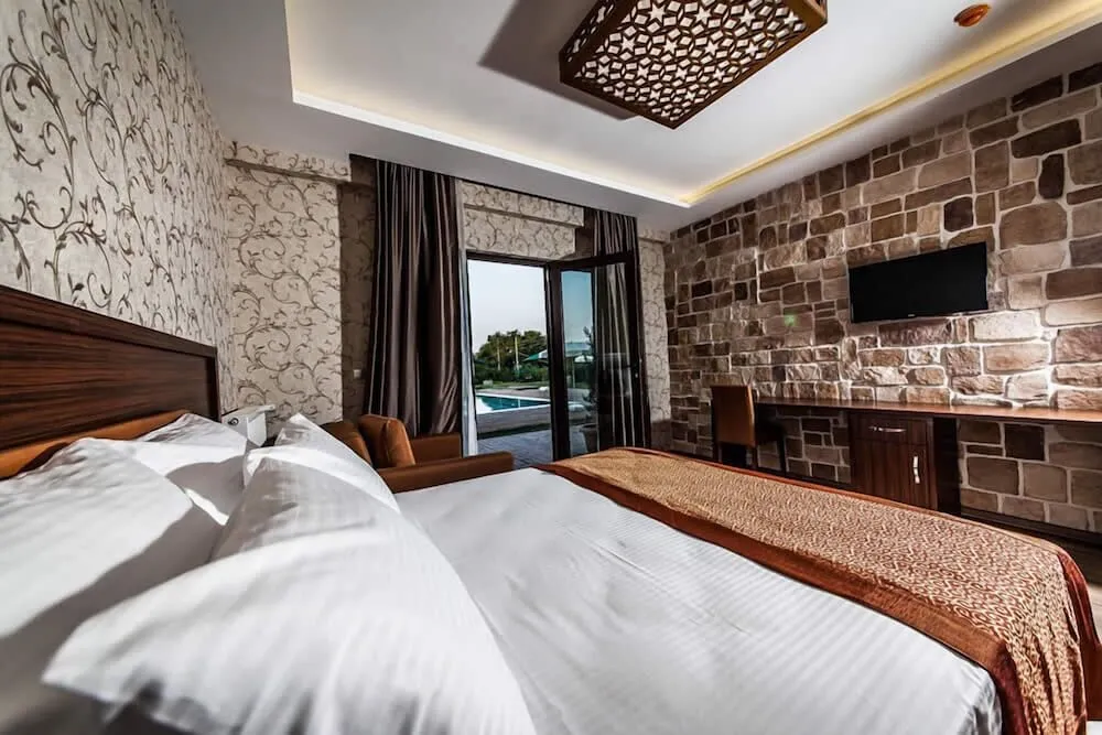 Deluxe Tek Büyük Yataklı Oda, Havuz Manzaralı