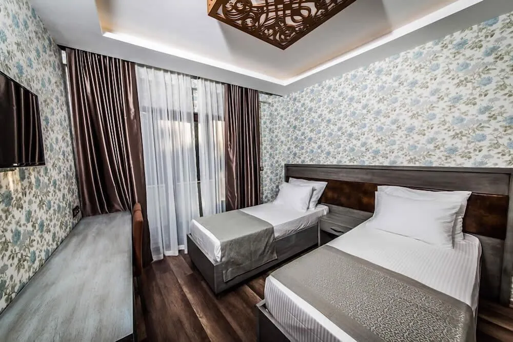 Tek Büyük veya İki Ayrı Yataklı Oda, Bahçe Manzaralı