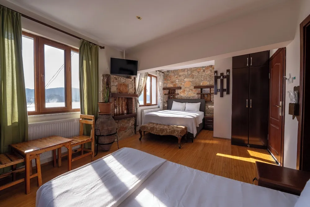 Üç Kişilik Oda, Kısmi Göl Manzaralı