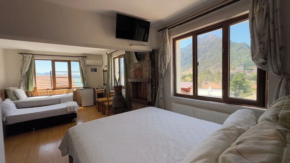 Üç Kişilik Oda, Kısmi Göl Manzaralı