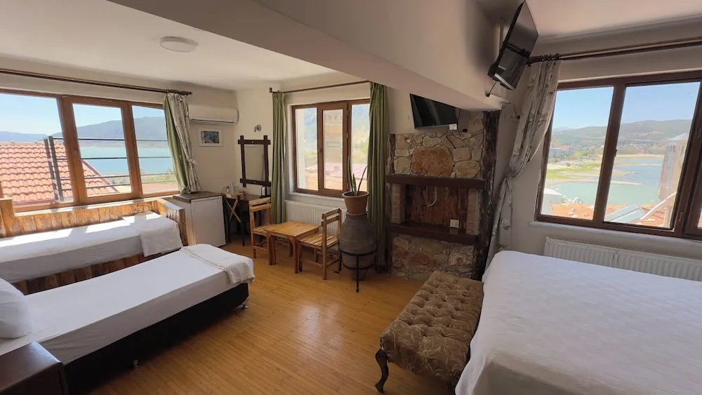 Dört Kişilik Oda, Kısmi Göl Manzaralı